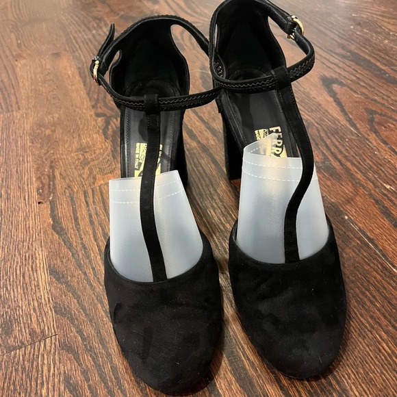Salvatore Ferragamo Black Suede and Leather Fergie TStrap Pumps (Made in Italy) - Picture 5 of 12